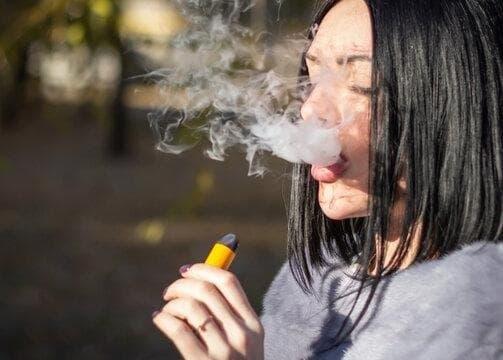 Jednorázové e-cigarety - what are the dangers of smoking e-cigarettes and how to minimize the risks for teens and adults